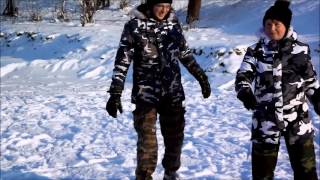 Коньки и отважное хождение босиком по снегу