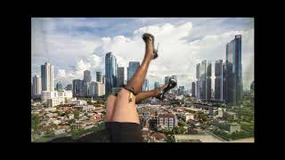 Giantess in the city