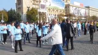 Девушки разминаются Флэш моб массовое отжимание Харьков Girls warm up Kharkov