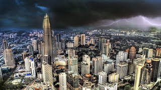 Spooky footage! The wind blows roofs off buildings! A devastating storm has come to Malaysia!