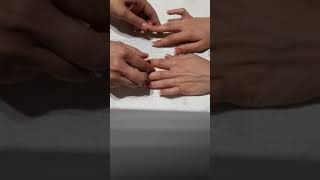 Uñas de gel, aplicación de aceite para cutícula y resultado final