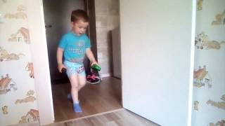 Kostik играет с машиной на радиоуправлении мультики про машинки!!! мультики для детей!!! машинки