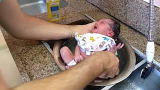 Primeiro banhinho dado pelo papai Thiago - Parte 2