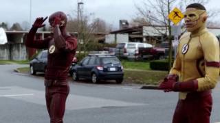 Flash beats Kid Flash in a race "TheFlash3×12" Untouchable