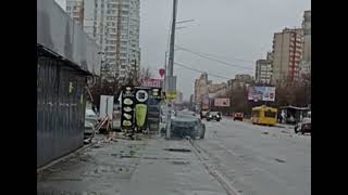 В Киеве пьяный водитель на Mustang протаранил столб и поехал дальше