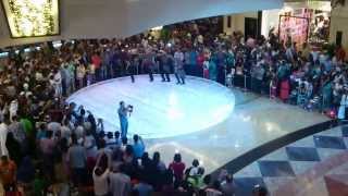 عراضة سورية حورانية في أول أيام عيد الفطر السعيد في مول الامارات بدبي 8 8 2013