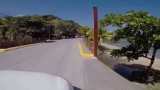 Viajando por el centro de la ciudad de Roatan, Honduras