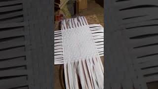начало плетения корзины из упаковочной ленты