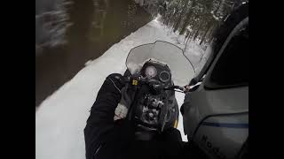 Прохват по лесу на снегоходе brp ski doo expedition sport 550f
