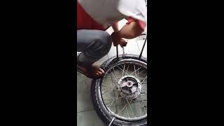 Cách lắp Vỏ Xe Đặc Ruột bằng tay & máy vào vỏ của cửa hàng Trung Dũng (bánh sau Future).