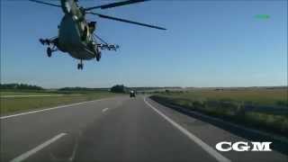 Вертолет на низкой высоте вдоль дороги в Украине