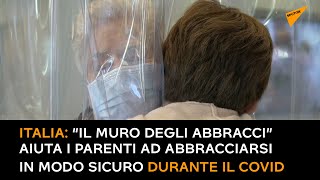 Italia: “il muro degli abbracci” aiuta i parenti ad abbracciarsi in modo sicuro