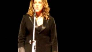 Ana Carolina emocionada esquece o roteiro