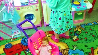 Играем в куклы. Игровая комната. Кормим пупсов/Playing with dolls . Game room. Feeding PUPS .