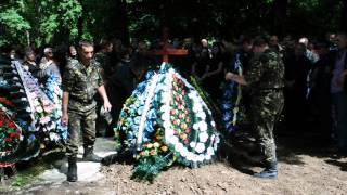 Похорони майора Юрія Барана в Івано-Франківську, квіти на могилу та пісні