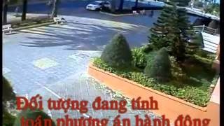 2 tên trộm dùng chân bẻ gương chiếu hậu ôtô
