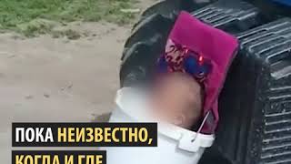 Мужчина посадил ребенка в ведро, которое прицепил к трактору