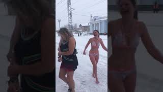 Иностранцы впервые видят столько снега. Ст. Сковородино, Заб. ж. д..