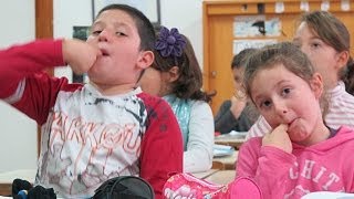 La escuela donde enseñan a comunicarse silbando