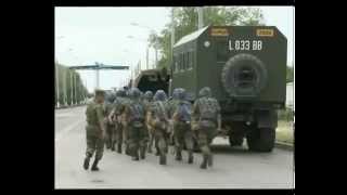Пожарные машины, военная техника и люди с автоматами