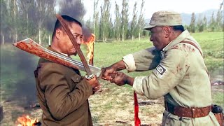 決戰！日軍大佐一劍刺穿共軍隊長，自以為勝局已定，不料共軍隊長還有後招！