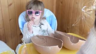 Katerinka распаковывает огромный Киндер | Unpacking a huge Kinder surprise in Katerinka
