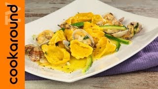 Ravioli di gamberi con vongole e zucchine