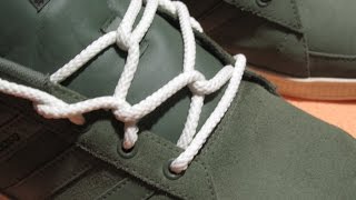 Необычная шнуровка кед.Unusual lacing sneakers.