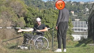 Il n’a aucune pitié pour les handicapé..