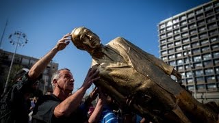 Golden Netanyahu Statue Toppled Over In Israel