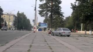Дети засняли как водитель Жигулей специально пытается задавить девушку
