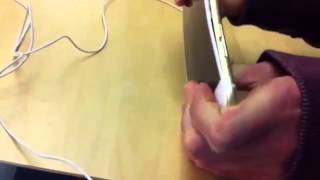 2 cậu bé "xông" vào Apple Store và bẻ cong iphone 6