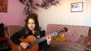 Очень милая девушка поет песню собственного сочинения.