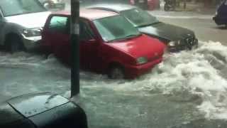 Acquazzone a Catania!!! Macchina trascinata e coperta d'acqua!!