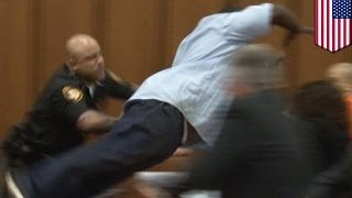 Padre ataca al asesino de su hija durante una audiencia en la corte de Ohio