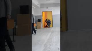 Выборы-2021: В Бишкеке внутри участка №1336 при ручном подсчёте председатель УИК отлучался из зала