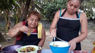 MAMA BERTA Y YESSI HACIENDO POLIADA Y MASA PARA EMPANADAS El salvador 4x4