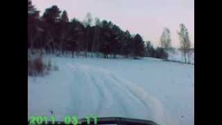 Нива с Паджериком едут по снежной дороге в поле.