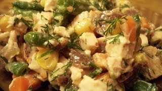 Вкусный овощной салат с шампиньонами и курицей по домашнему.