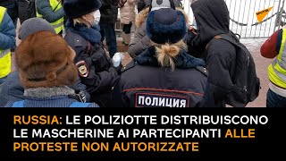 Russia: le poliziotte distribuiscono le mascherine ai partecipanti alle proteste non autorizzate