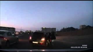 Ребенок выпал из машины Shock! The child fell out of the car!