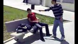 bastonata fuori la scuola