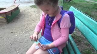 Распаковываем шоколадное яйцо, сюрприз игрушка. Unpacking chocolate egg, a surprise toy.