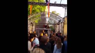 Dronken gozer verpest Koningsdag feestje in Raalte!