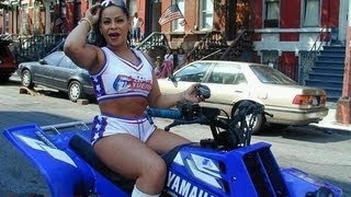 mulher empinando de quadriciclo