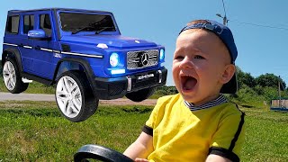 Сломанный автомобиль не заводится. Малыш помогает починить машину.