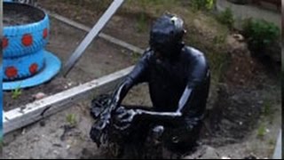 Мужчина, упавший в мазут, шокировал жителей Кургана