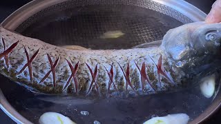 【小穎美食】把草魚放進滾燙的開水中，出鍋瞬間變成一道經典美食，實在太香了