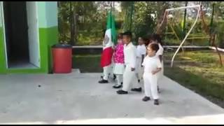 Niño de la escolta en el kinder