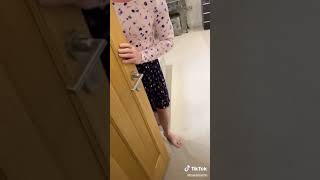 Bald Martin has a mental breakdown after having made fun of at the pub while his stepson films him.